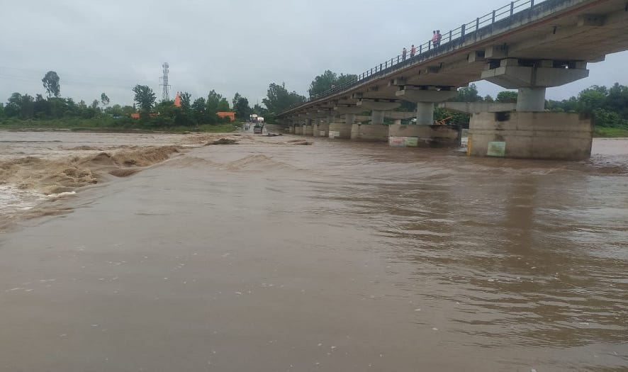 भागूवाला क्षेत्र की कोटावाली नदी रपटे पर बढ़ा जलस्तर। भागूवाला क्षेत्र की कोटावाली नदी रपटे पर बढ़ा जलस्तर।