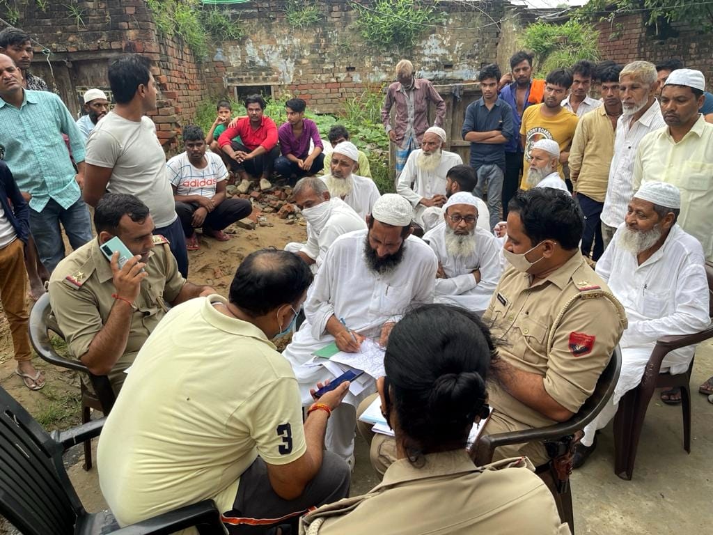 स्योहारा के गांव मंगलखेड़ा में महिला की हत्या के बाद मौके पर जमा भीड़। स्योहारा के गांव मंगलखेड़ा में महिला की हत्या के बाद मौके पर जमा भीड़।