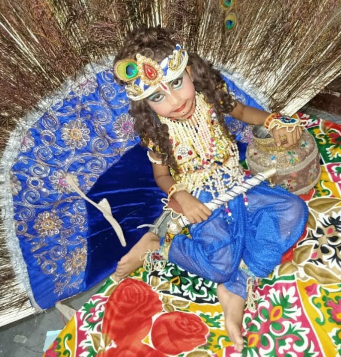 शामली में श्रीकृष्ण जन्माष्टमी पर नंदगोपाल की वेशभूषा सजा बच्चा।