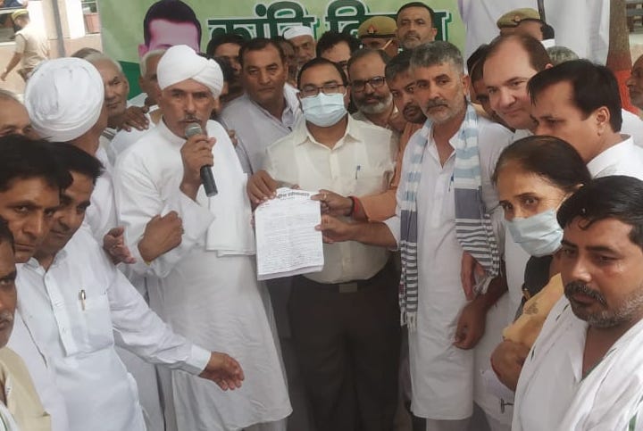 शामली कलेक्ट्रेट में एसडीएम को ज्ञापन देते रालोद कार्यकर्ता