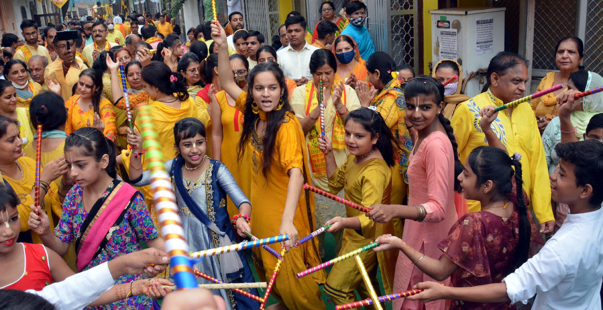 गोलोकधाम से निकाली गई पालकी यात्रा में नृत्य करते श्रद्वालु। गोलोकधाम से निकाली गई पालकी यात्रा में नृत्य करते श्रद्वालु।