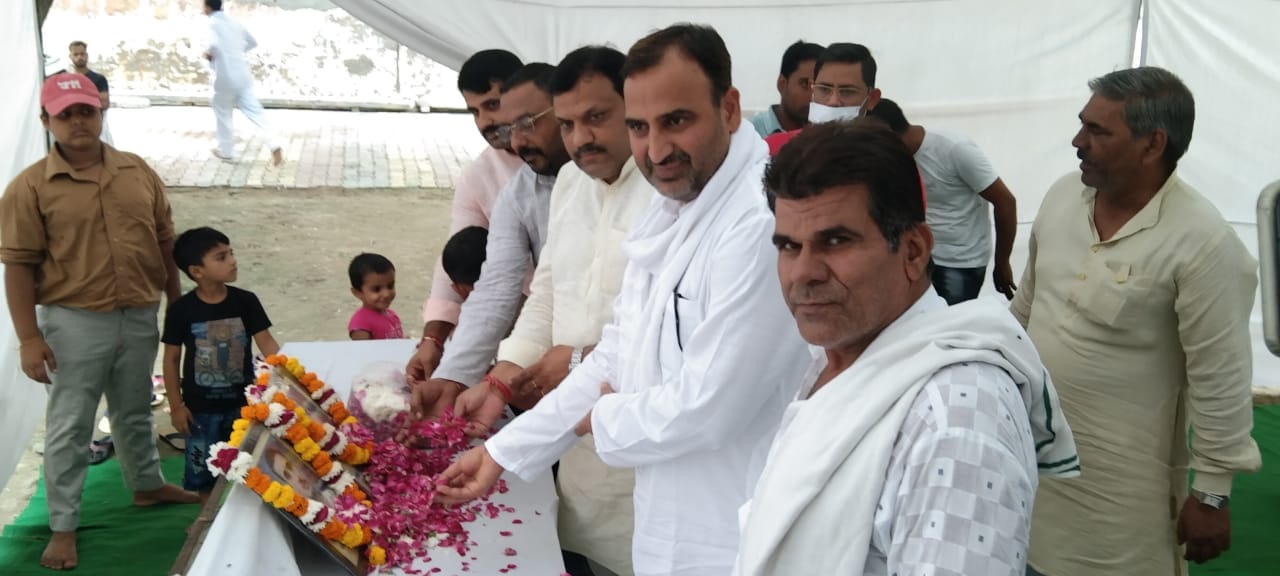 गांव मलिकपुरा में सचिन व गौरव को श्रद्धांजलि देते भाजपाई गांव मलिकपुरा में सचिन व गौरव को श्रद्धांजलि देते भाजपाई