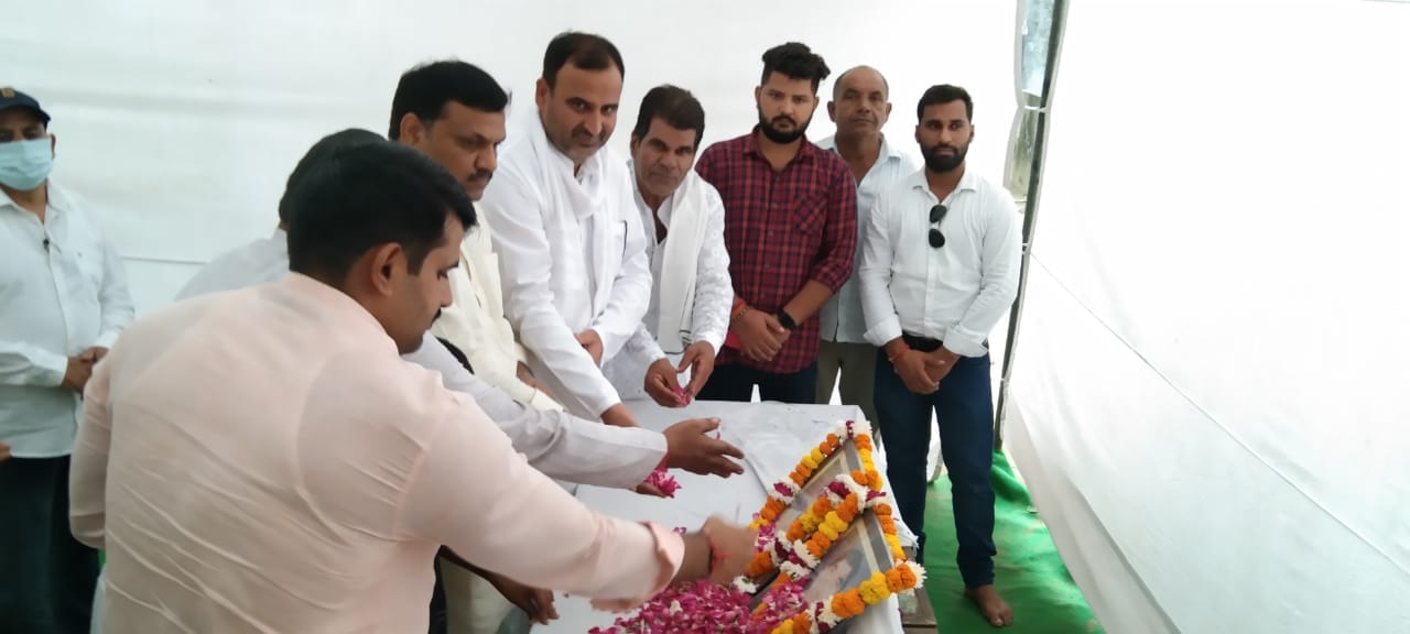 गांव मलिकपुरा में सचिन व गौरव को श्रद्धांजलि देते भाजपाई गांव मलिकपुरा में सचिन व गौरव को श्रद्धांजलि देते भाजपाई