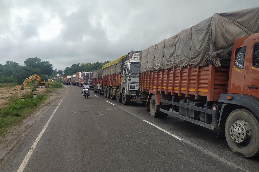 भागूवाली की कोटवाली नदी का जलस्तर बढ़ने से हाईवे पर लगी वाहनों की लंबी कतार। भागूवाली की कोटवाली नदी का जलस्तर बढ़ने से हाईवे पर लगी वाहनों की लंबी कतार।