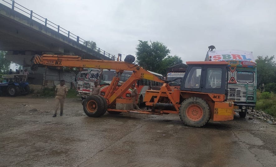 भागूवाला क्षेत्र में कोटावाली नदी रपटे पर क्रेन लगाकर बड़े वाहनों को रोकती पुलिस। भागूवाला क्षेत्र में कोटावाली नदी रपटे पर क्रेन लगाकर बड़े वाहनों को रोकती पुलिस।