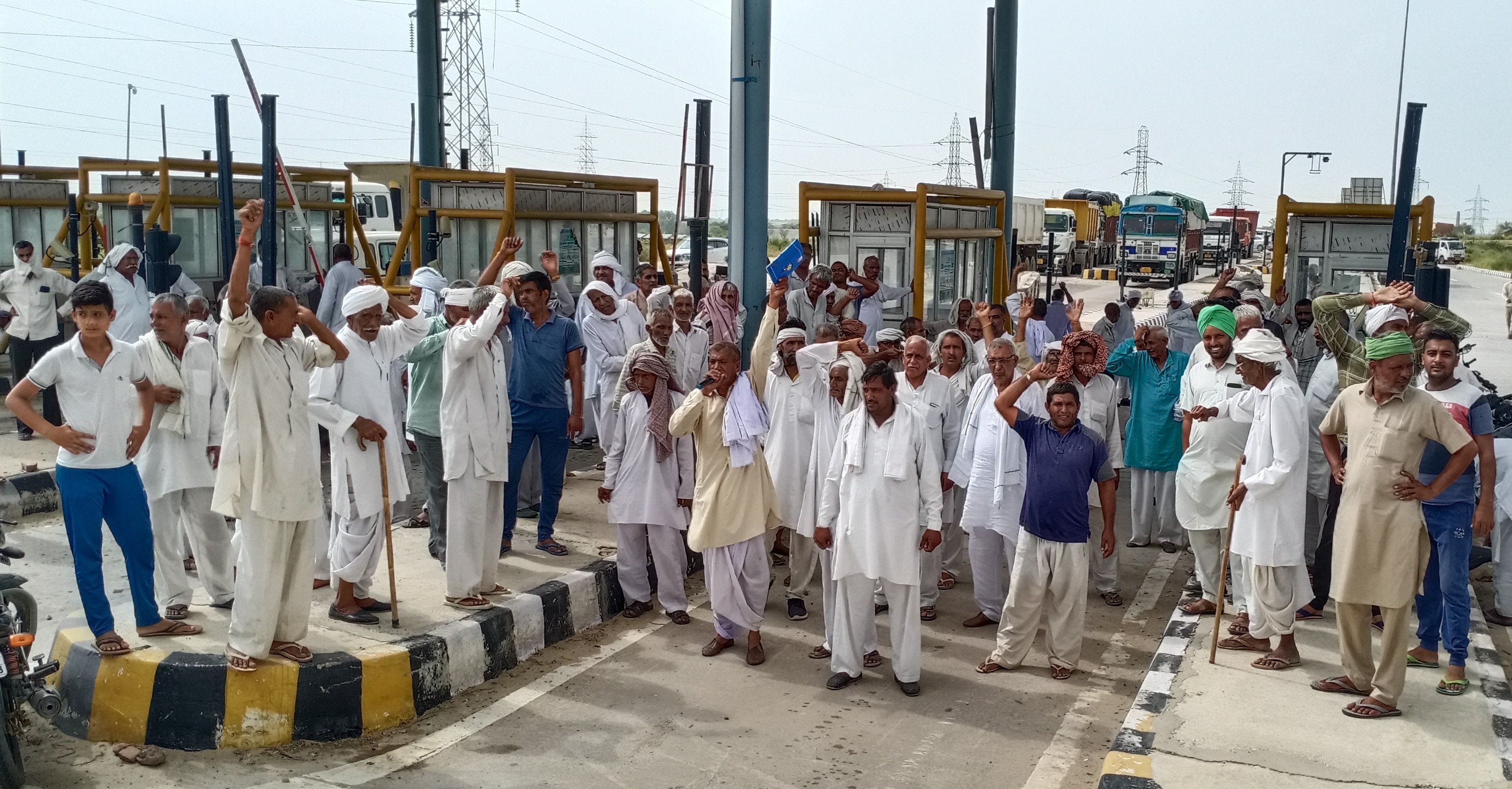 कितलाना टोल पर जाम लगाकर नारेबाजी करते किसान। संवाद