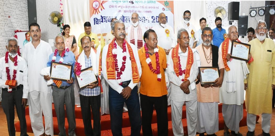 खेल दिवस पर चित्रकूट स्पोर्टस क्लब ने वरिष्ठ खिलाडियों को किया सम्मानित।  संवाद