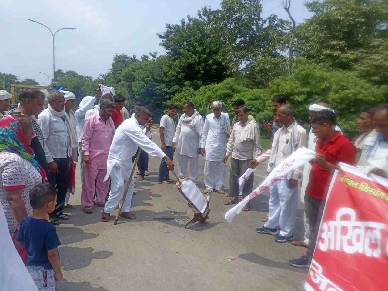 सरकार का पुतला फूंकते जनसंगठनों के सदस्य। संवाद सरकार का पुतला फूंकते जनसंगठनों के सदस्य। संवाद