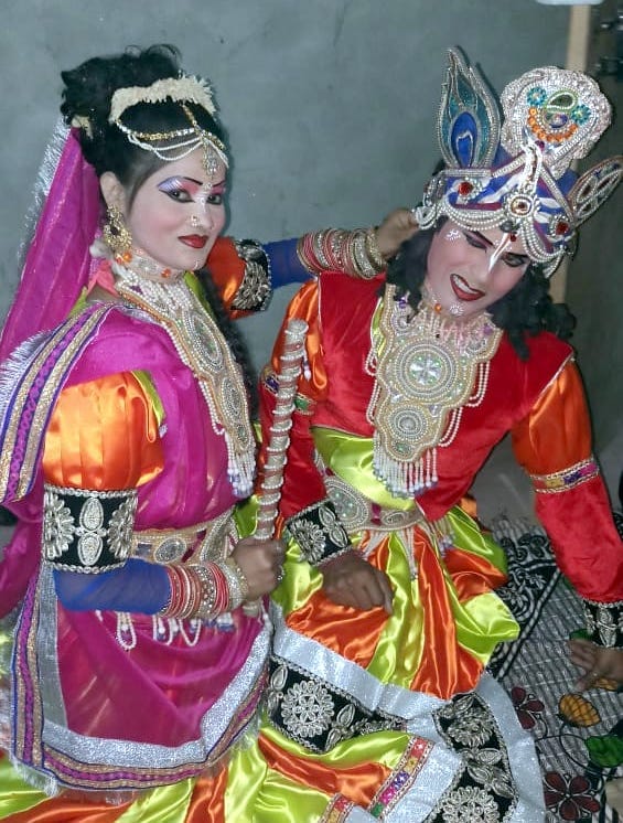शामली में श्रीकृष्ण जन्माष्टमी पर राधा-कृष्ण की वेषभूषा में सजे युवक युवती।