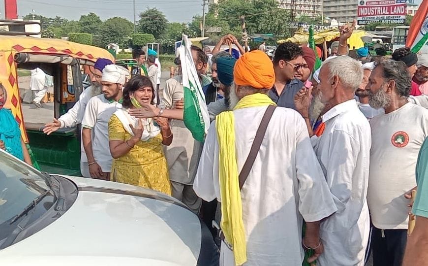 जीटी रोड पर लगाए गए जाम के दौरान किसानों से निकलने की गुहार लगाती महिला। संवाद जीटी रोड पर लगाए गए जाम के दौरान किसानों से निकलने की गुहार लगाती महिला। संवाद