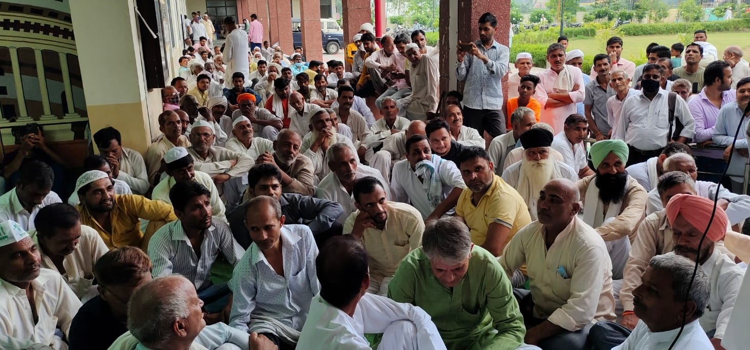 ऊन तहसील में धरने पर बैठे रालोद कार्यकर्ता ऊन तहसील में धरने पर बैठे रालोद कार्यकर्ता
