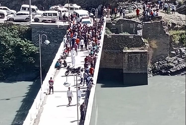 himachal news: car fall in Dam in chamba wo youth missing