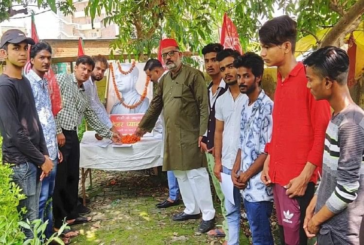सपा कार्यकर्ताओं ने मेजर ध्यानचंद को किया याद, बोले- अखिलेश सरकार बनते ही प्रयागराज में बनाया जाएगा बड़ा स्टेडियम Prayagraj News : मेजर ध्यानचंद की जयंती मनता समाजवादी पार्टी के कार्यकर्ता।