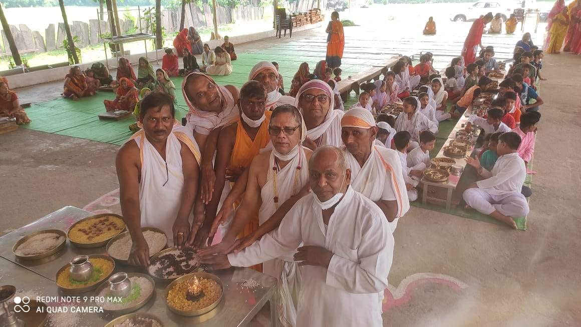 अष्ट द्रव्य समर्पित करते पार्श्वनाथ युगल मंदिर समिति के पदाधिकारी