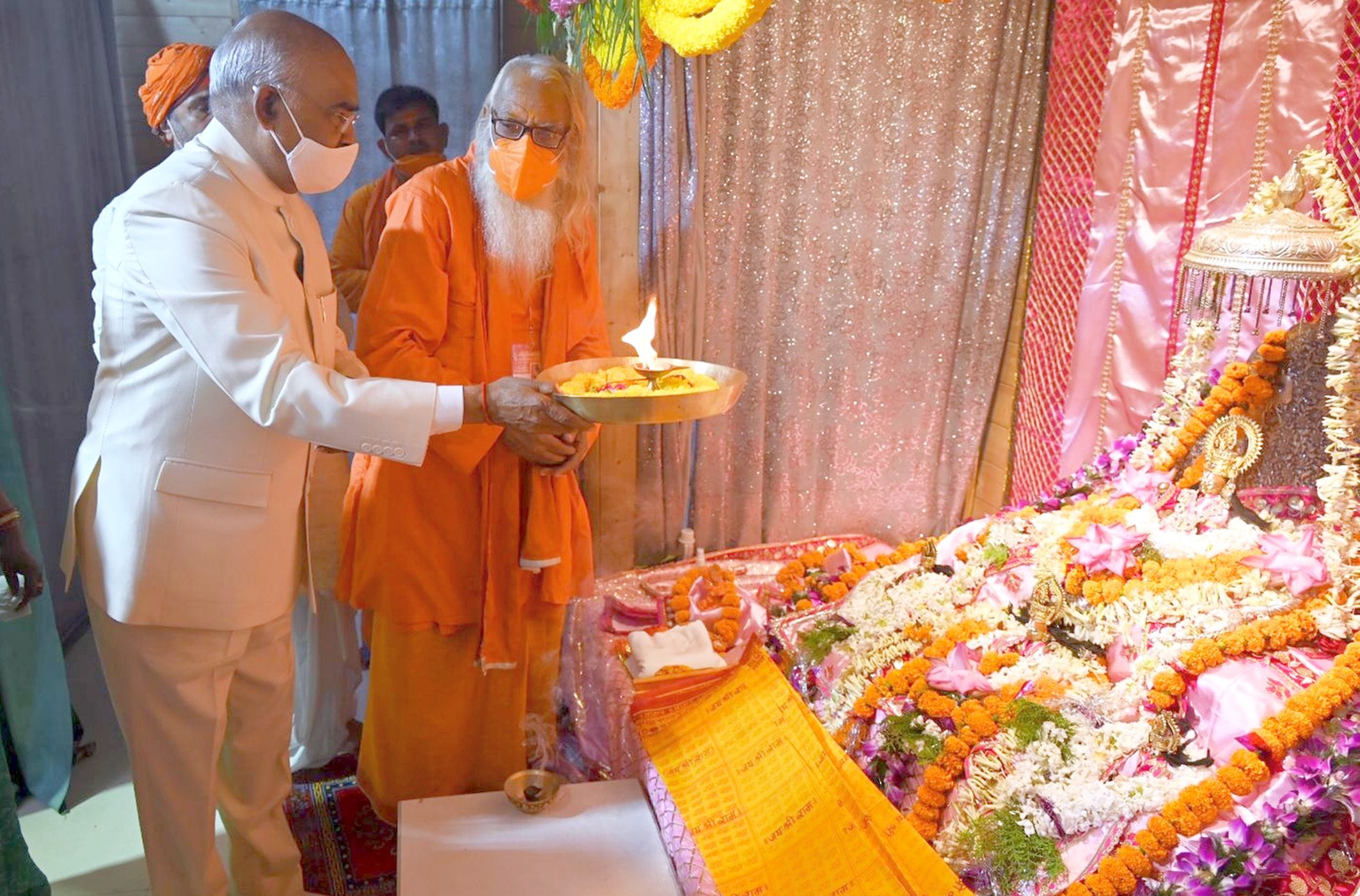 अयोध्या में रविवार को रामलला का दर्शन-पूजन कर आरती उतारते राष्ट्रपति रामनाथ कोविंद। -संवाद अयोध्या में रविवार को रामलला का दर्शन-पूजन कर आरती उतारते राष्ट्रपति रामनाथ कोविंद। -संवाद