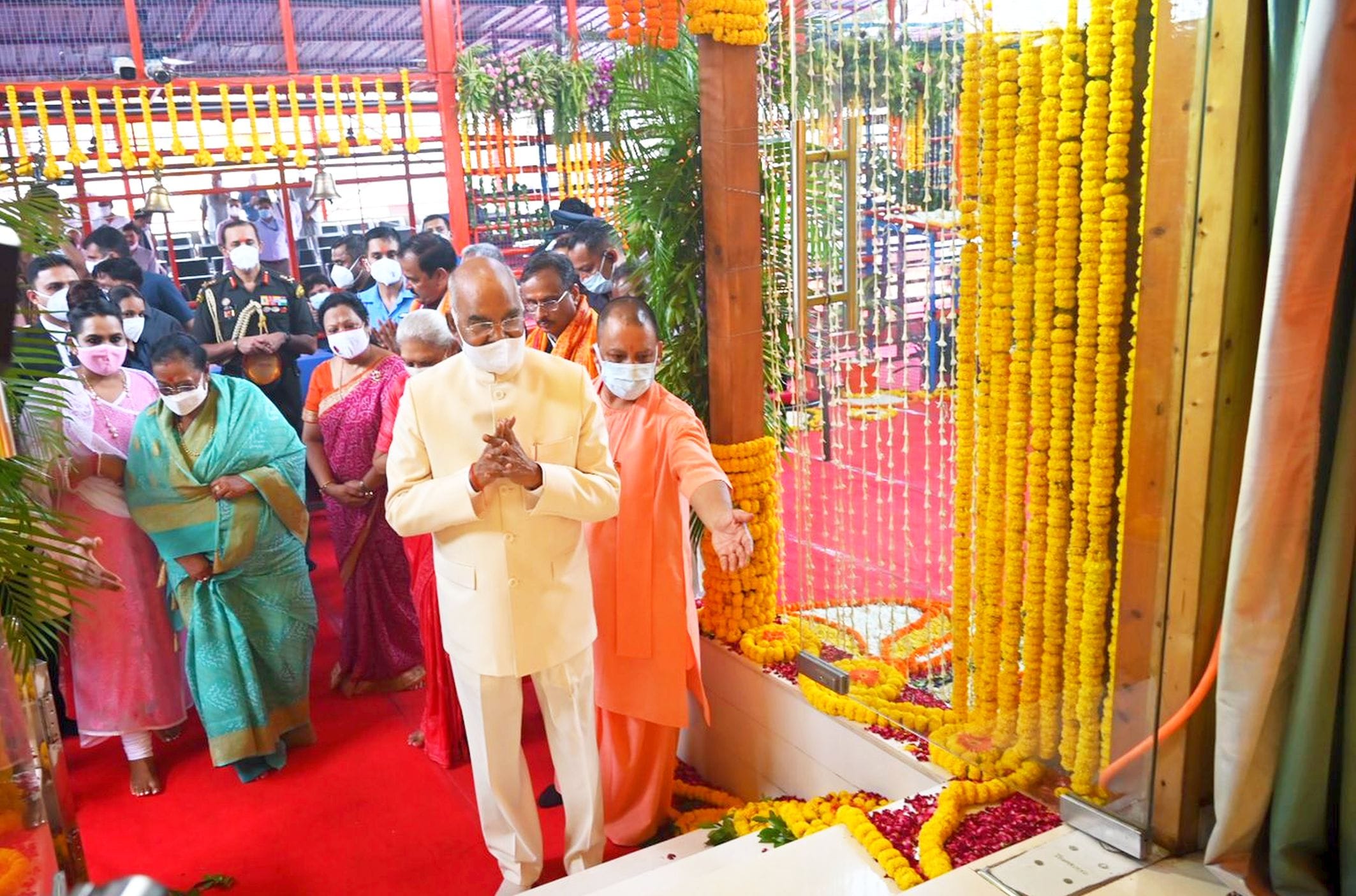 अयोध्या-रविवार को रामलला के दरबार में पहुंचे राष्ट्रपति रामनाथ कोविंद साथ मे मौजूद राष्ट्रपति क अयोध्या-रविवार को रामलला के दरबार में पहुंचे राष्ट्रपति रामनाथ कोविंद साथ मे मौजूद राष्ट्रपति क