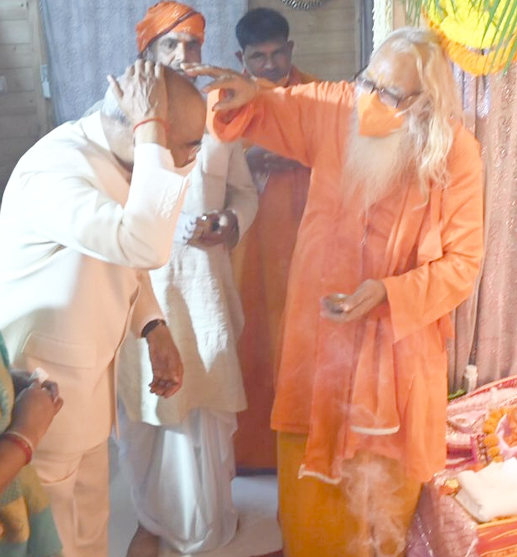 अयोध्या-रविवार को रामलला के दर्शन के दौरान राष्ट्रपति रामनाथ कोविंद को टीका लगाते पुजारी। - संवा? अयोध्या-रविवार को रामलला के दर्शन के दौरान राष्ट्रपति रामनाथ कोविंद को टीका लगाते पुजारी। - संवा?