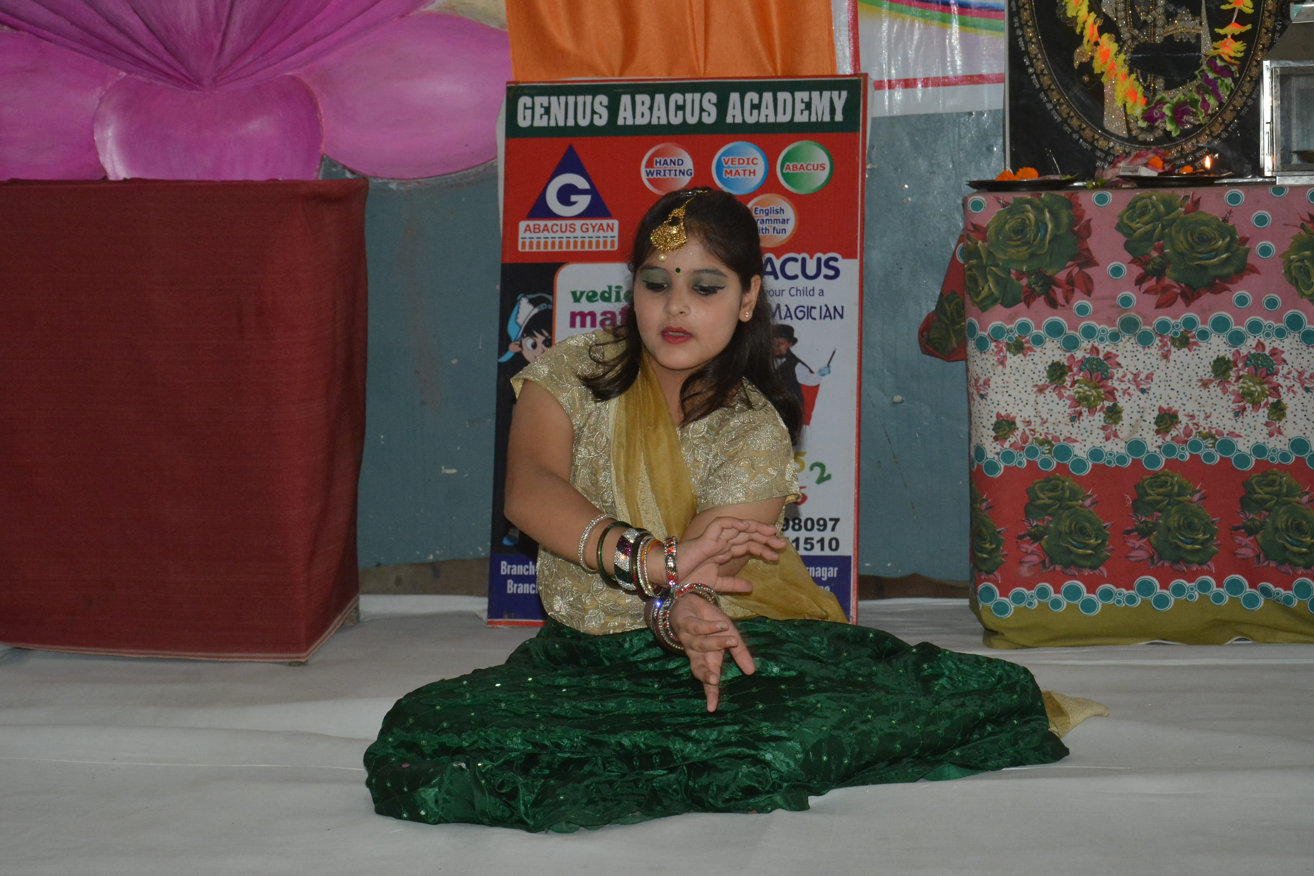 संस्कार भारती द्वारा जन्माष्टमी पर्व पर आयोजित नृत्य प्रतियोगिता में प्रतिभाग करती छात्रा।