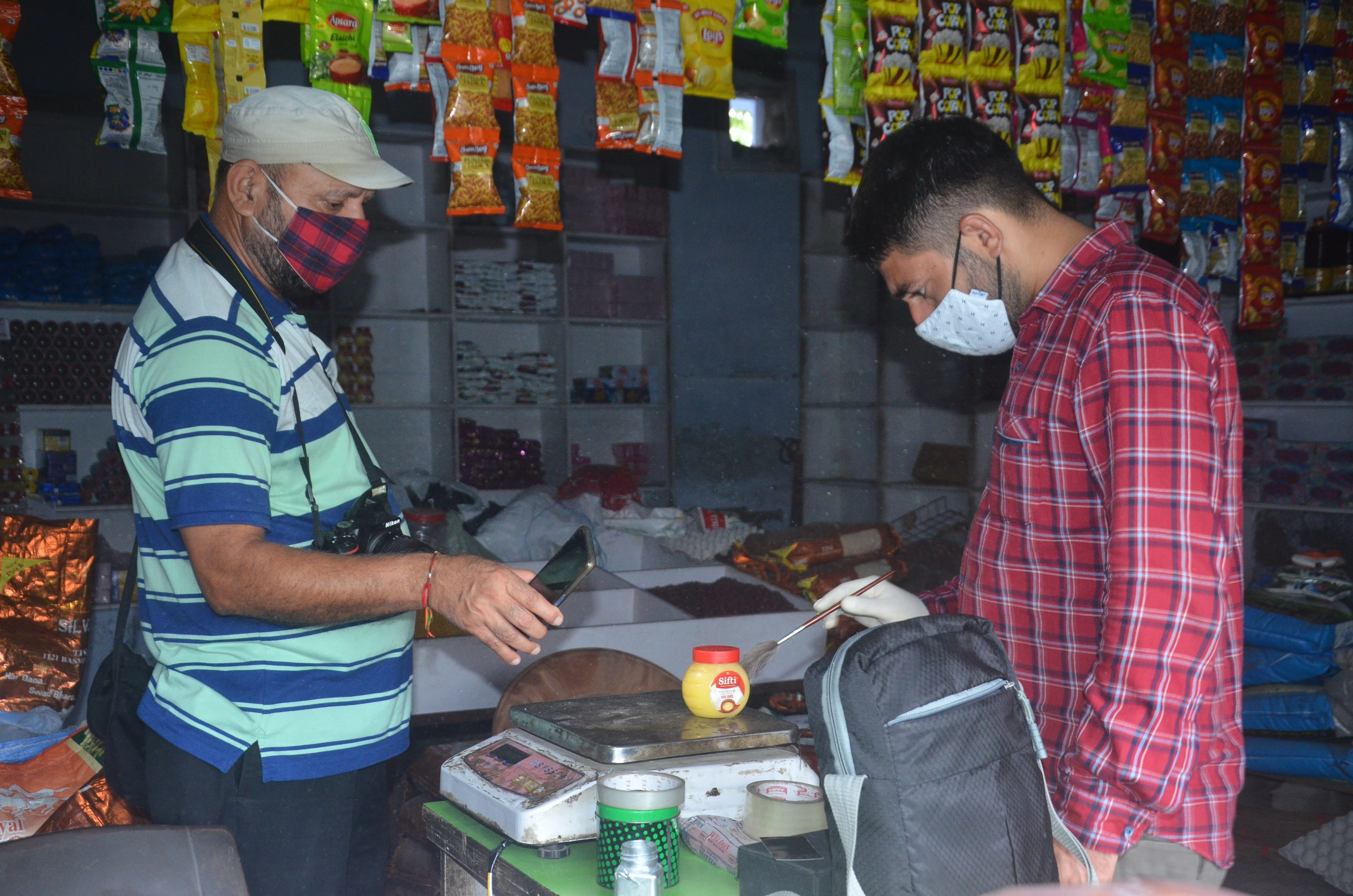किराना दुकान में चोरी की घटना के बाद सबूत जुटाती फारेंसिंक टीम, संवाद। किराना दुकान में चोरी की घटना के बाद सबूत जुटाती फारेंसिंक टीम, संवाद।