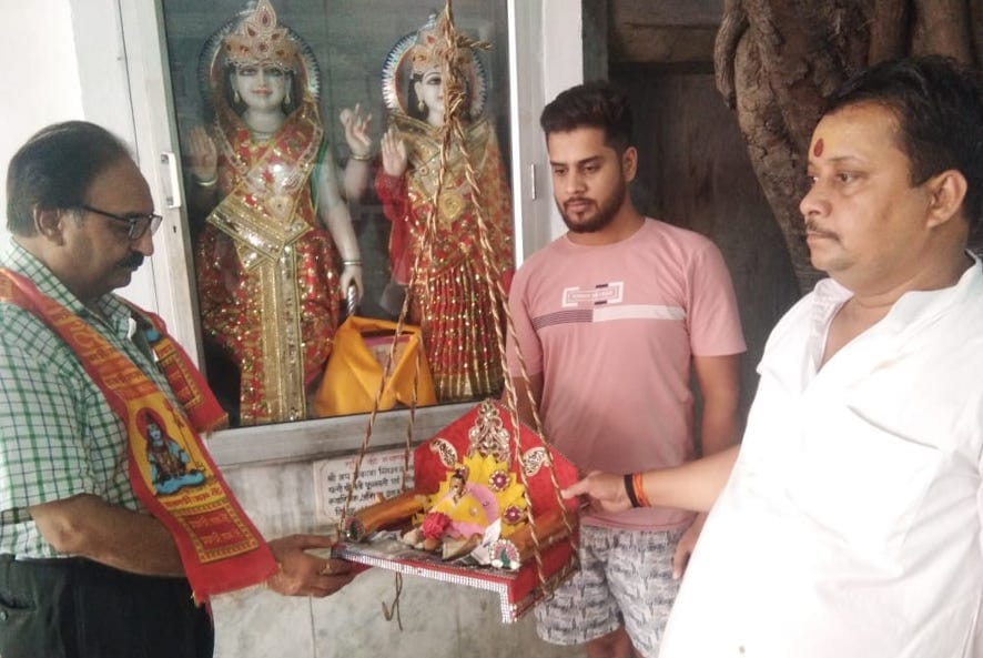 नजीबाबाद के गीता भवन मंदिर में बाल गोपाल को पालने में झुलाते श्रद्घालु।