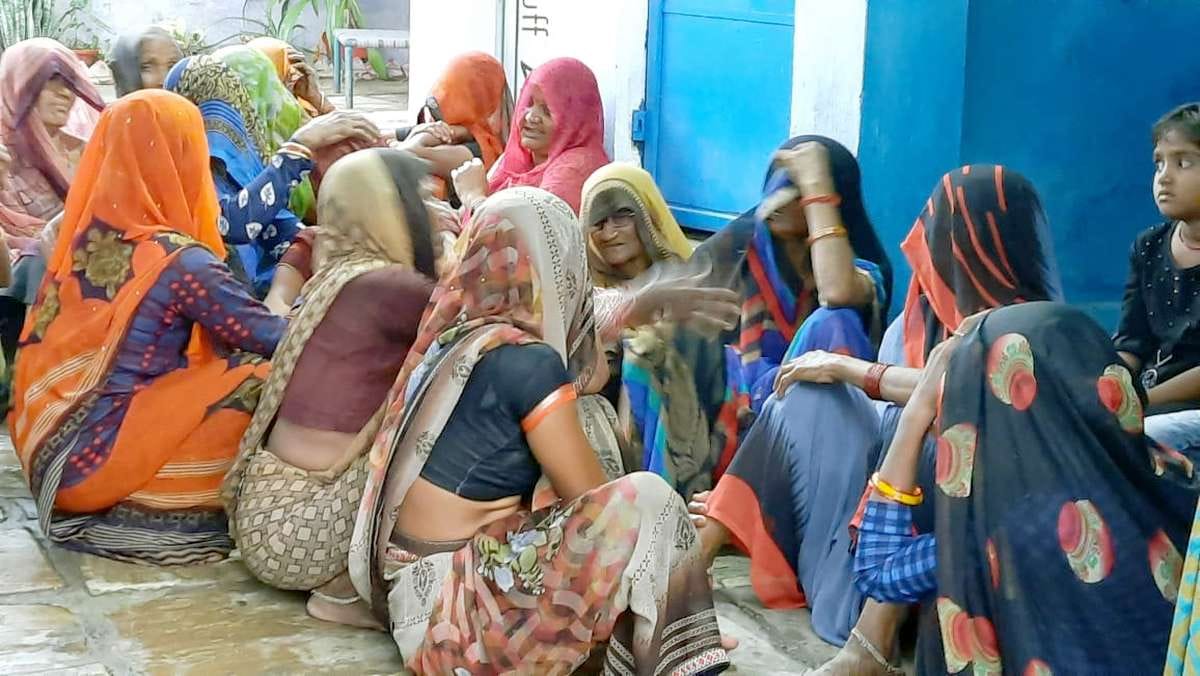 महिला की मौत के बाद रोते बिलखते परिजन