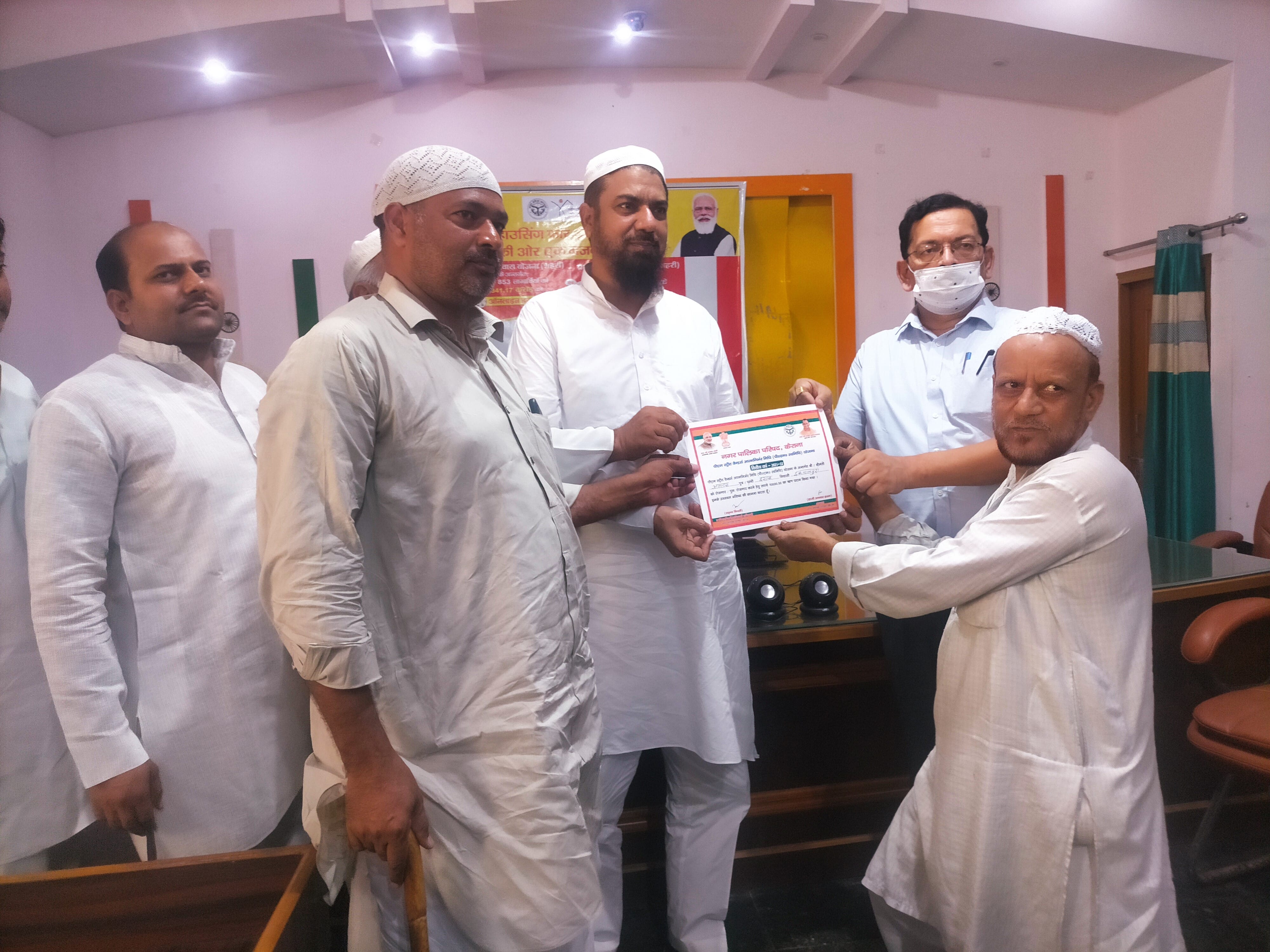 कैराना नगर पालिका में स्वनिधि योजना के लाभार्थी को प्रमाणपत्र देते चेयरमैन हाजी अनवर हसन व एसडी? कैराना नगर पालिका में स्वनिधि योजना के लाभार्थी को प्रमाणपत्र देते चेयरमैन हाजी अनवर हसन व एसडी?