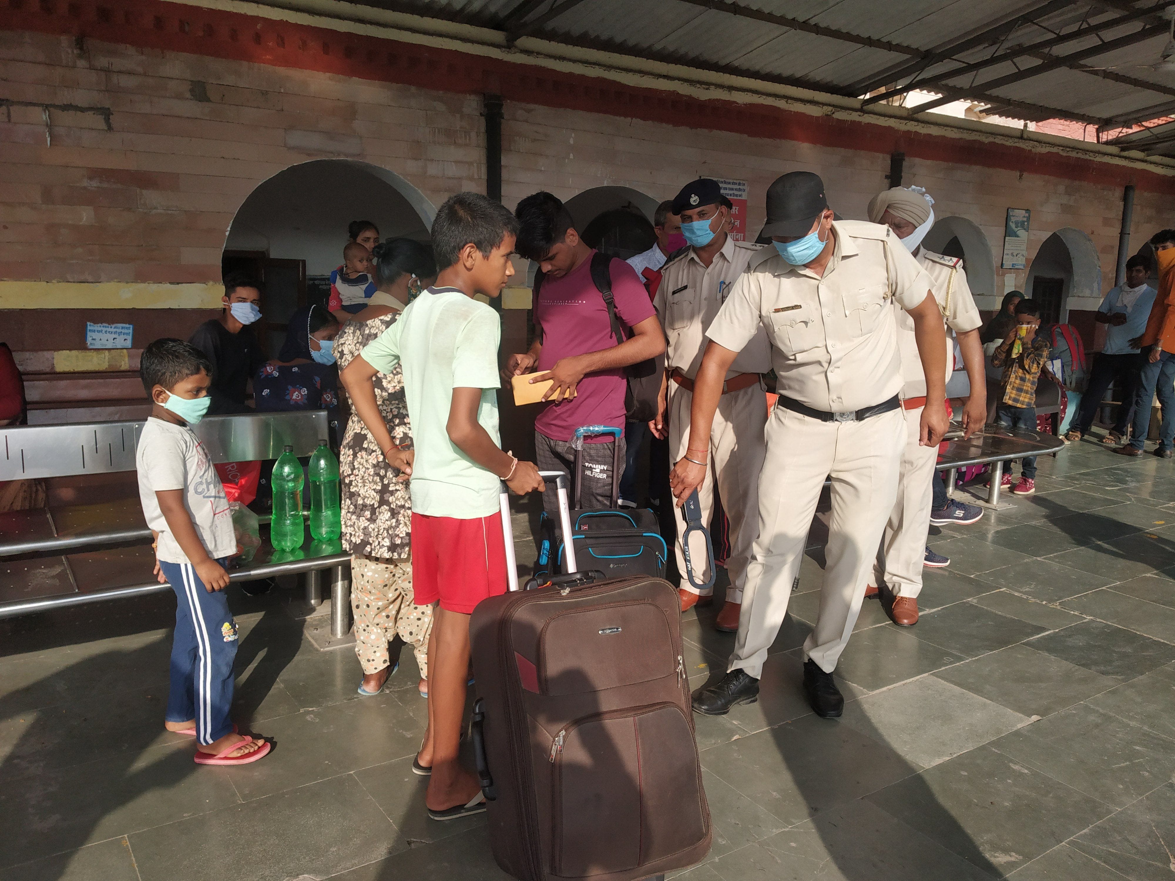 रेलवे स्टेशन पर यात्रियों के सामान की तलाशी लेते पुलिस कर्मी रेलवे स्टेशन पर यात्रियों के सामान की तलाशी लेते पुलिस कर्मी