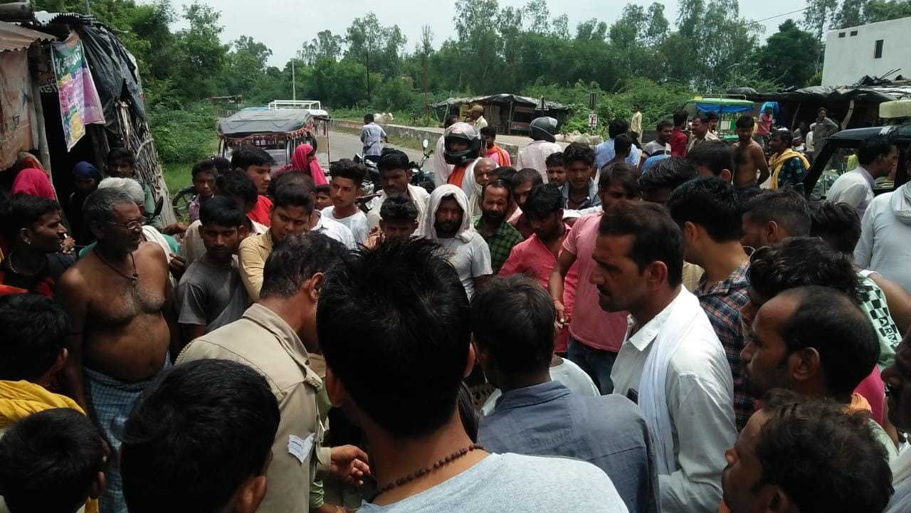 घटनास्थल पर लगी भीड़