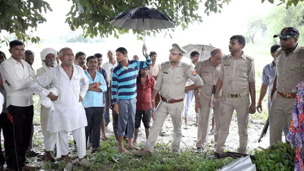 घटनास्थल की जांच करती पुलिस