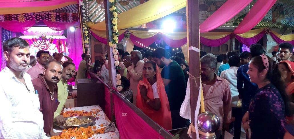 राधाकृष्ण मंदिर में दर्शन करते श्रद्धालु।