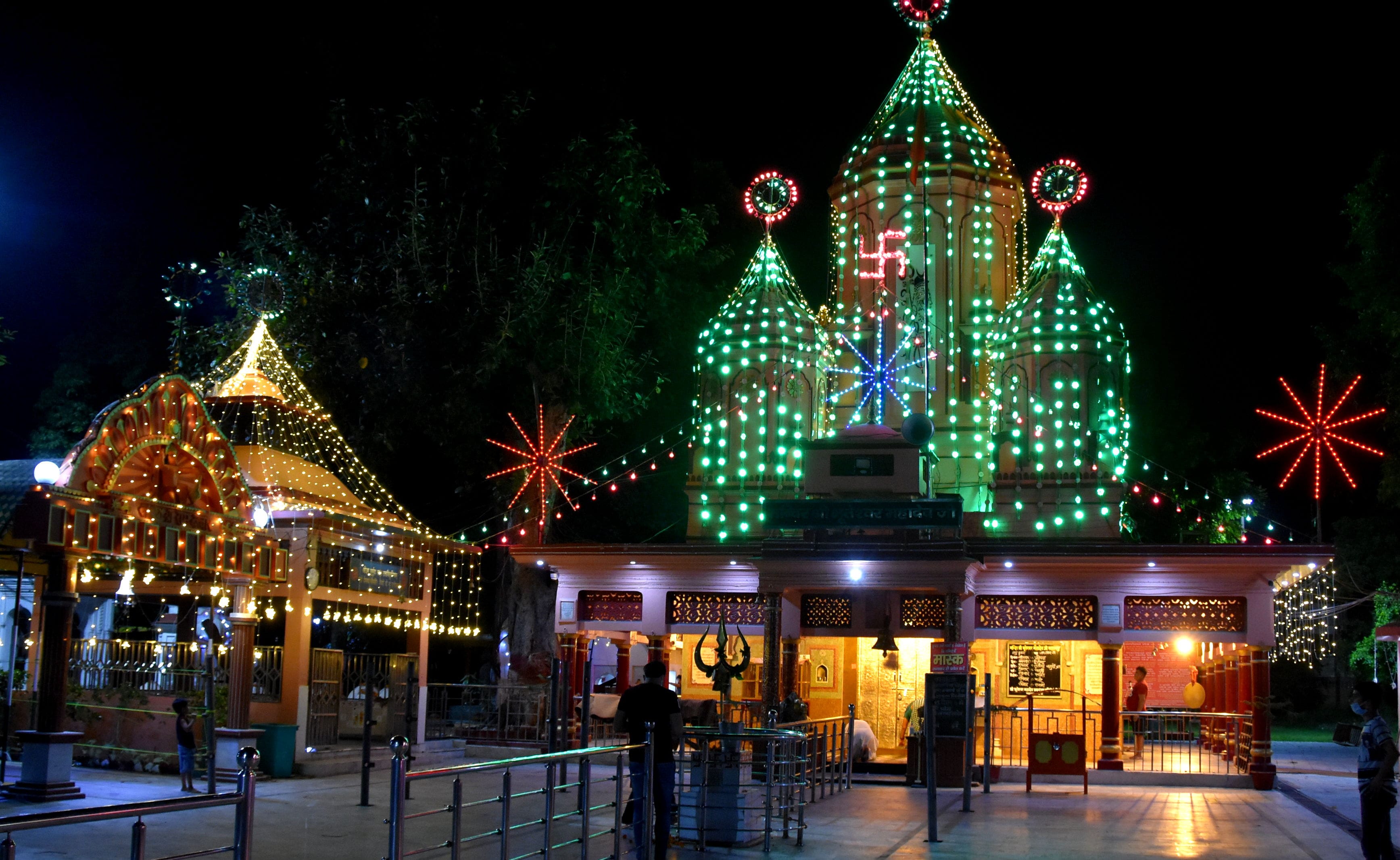 जन्माष्टमी पर लाईटो की रोशनी में सजा भूतेश्वर महादेव मन्दिर जन्माष्टमी पर लाईटो की रोशनी में सजा भूतेश्वर महादेव मन्दिर
