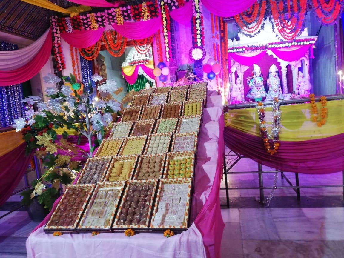 गल्ला मंडी स्थित राधाकृष्ण मंदिर में सजी झांकी व छप्पन भोग।