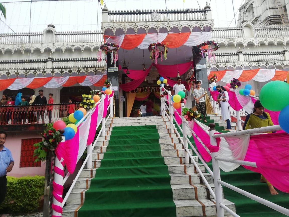 गल्ला मंडी स्थित राधाकृष्ण मंदिर में सजावट।