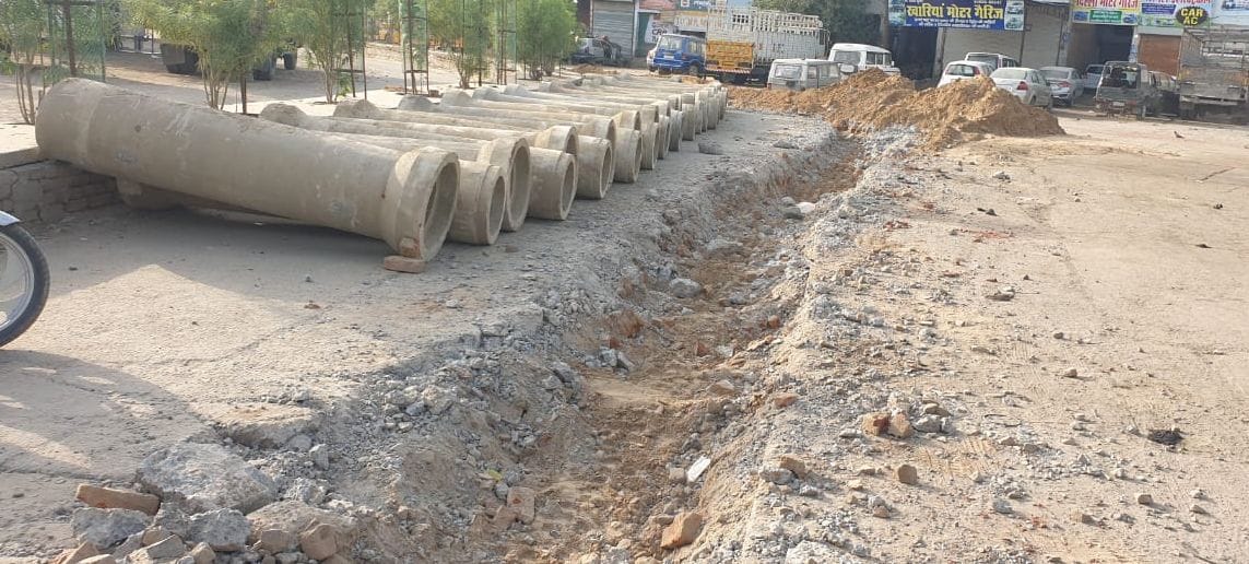 ऑटो मार्केट में वाटर ड्रेनेज की लाइन बिछाने के लिए चल रहा काम।