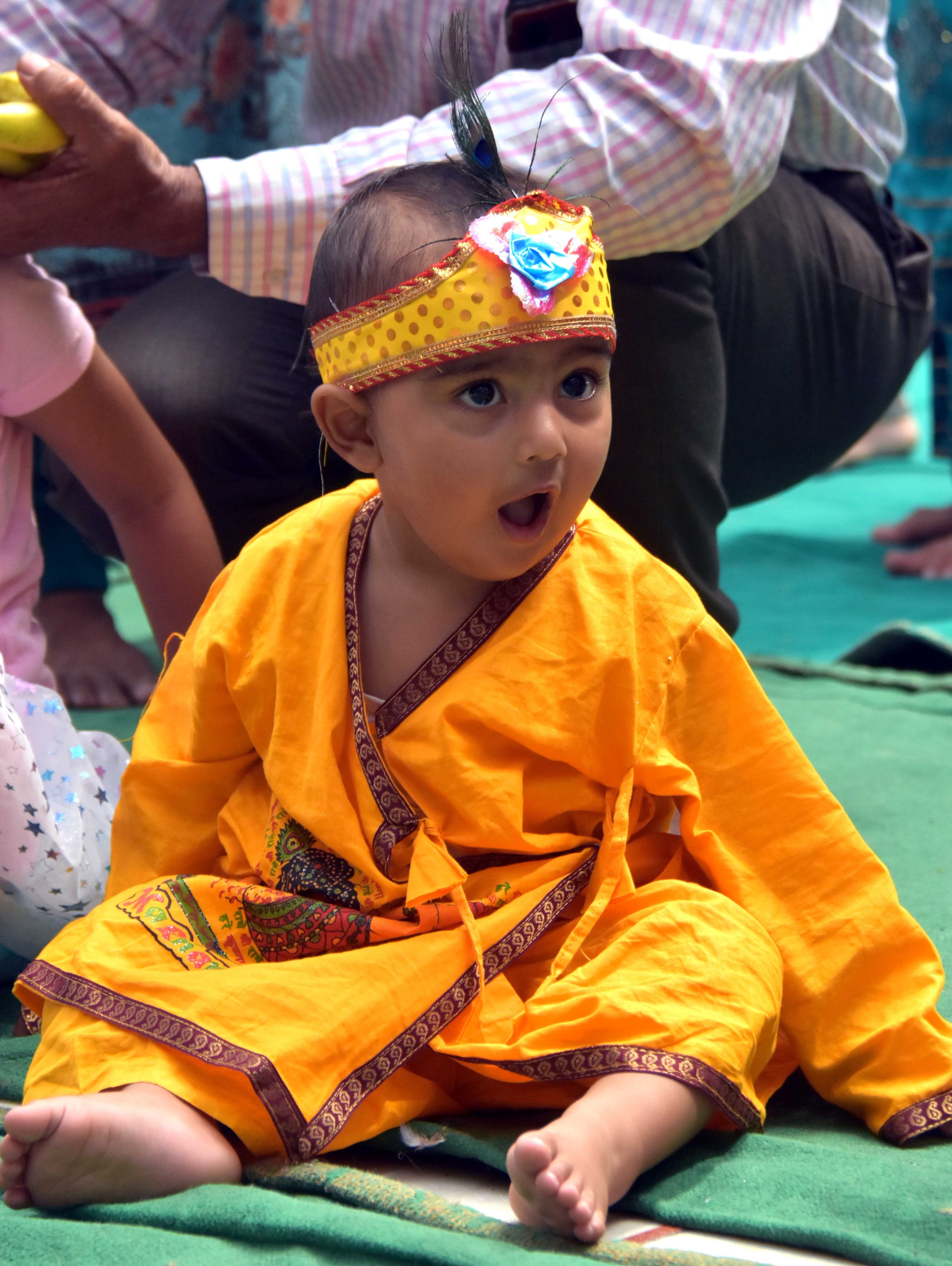 ऊना में भगवान कृष्ण के बाल रूप में सजा नन्हा बच्चा। ऊना में भगवान कृष्ण के बाल रूप में सजा नन्हा बच्चा।