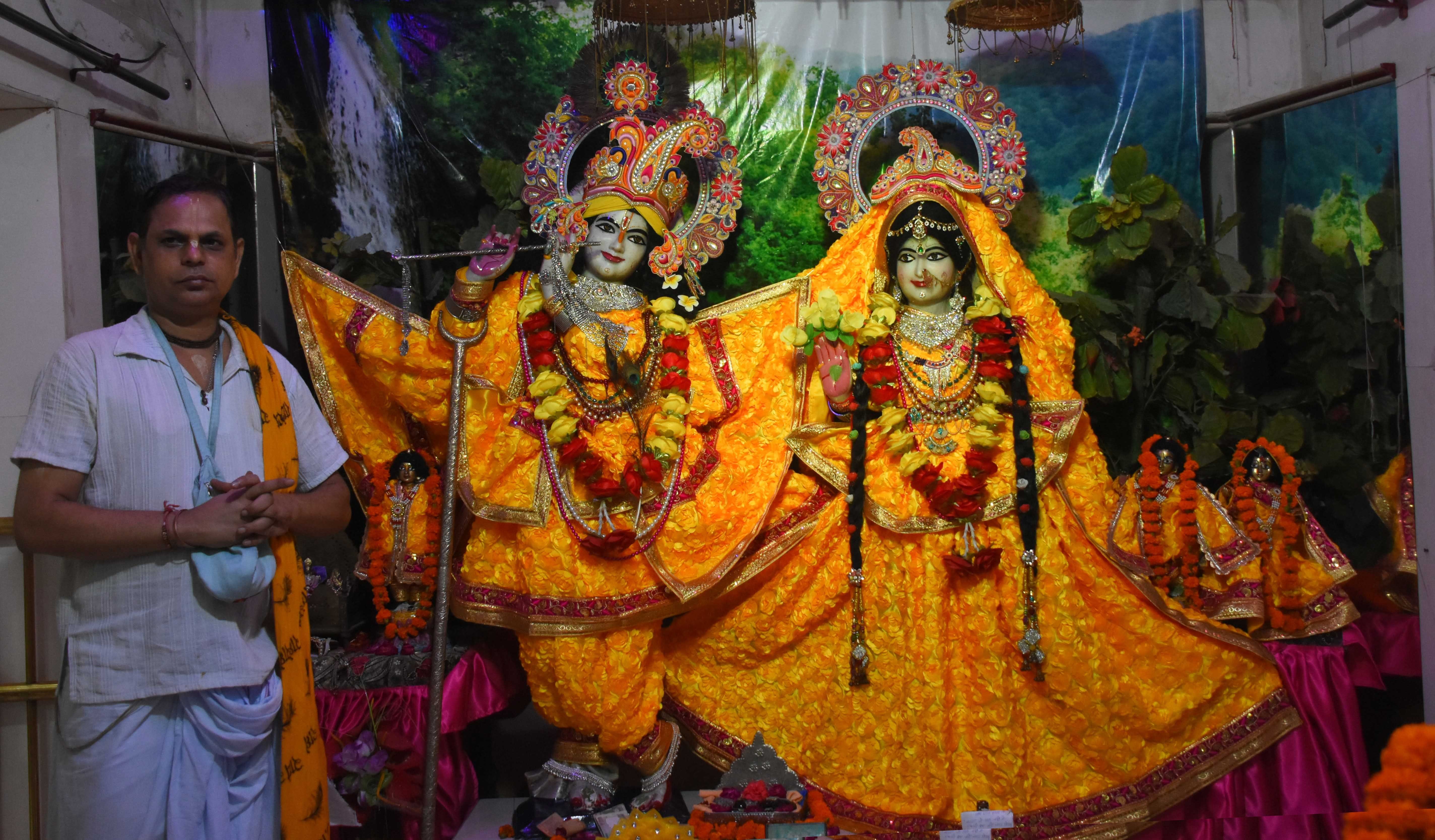 ऊना में जन्माष्टमी पर राधाकृष्ण मंदिर में सजी भगवान कृष्ण और राधा की मूर्त्रियां। ऊना में जन्माष्टमी पर राधाकृष्ण मंदिर में सजी भगवान कृष्ण और राधा की मूर्त्रियां।