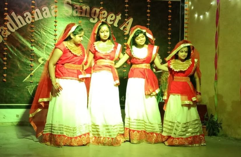 रुद्रपुर के सुर साधना संगीत अकादमी में कार्यक्रम प्रस्तुत करते बच्चे। रुद्रपुर के सुर साधना संगीत अकादमी में कार्यक्रम प्रस्तुत करते बच्चे।