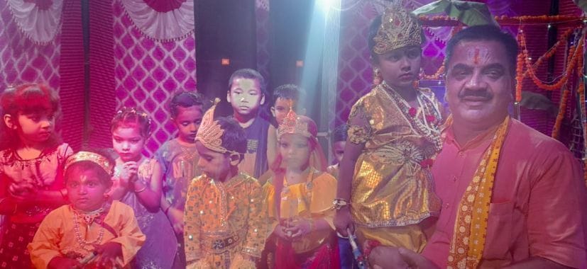 रुद्रपुर के वार्ड नंबर 16 में बनाई गई राधा कृष्ण की झांकी में बच्चों का उत्साह बढ़ाते विधायक ठुकरा? रुद्रपुर के वार्ड नंबर 16 में बनाई गई राधा कृष्ण की झांकी में बच्चों का उत्साह बढ़ाते विधायक ठुकरा?