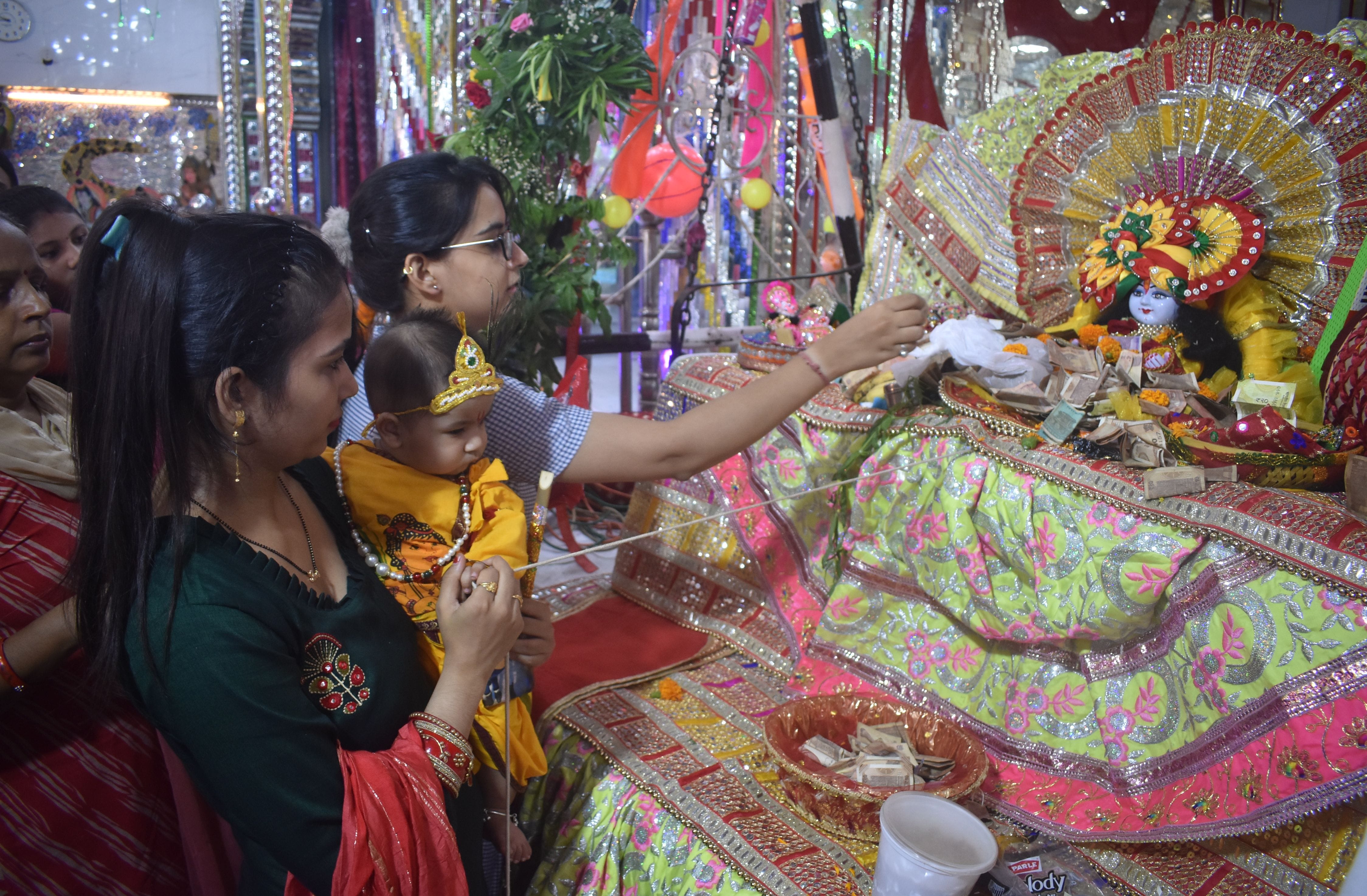 पानीपत। जन्माष्टमी के पर्व पर वार्ड नंबर-7 स्थित राम मंदिर में भगवान कृष्ण को झूला देती हुई महिला ? पानीपत। जन्माष्टमी के पर्व पर वार्ड नंबर-7 स्थित राम मंदिर में भगवान कृष्ण को झूला देती हुई महिला ?