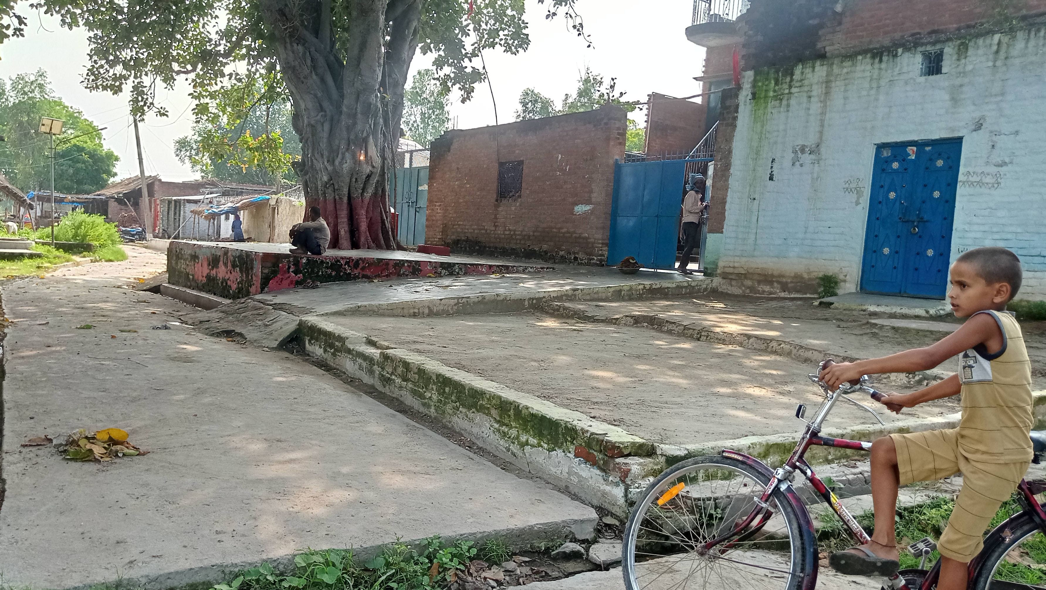फखरापुर गांव में बने पक्के आवास व मार्ग। संवाद