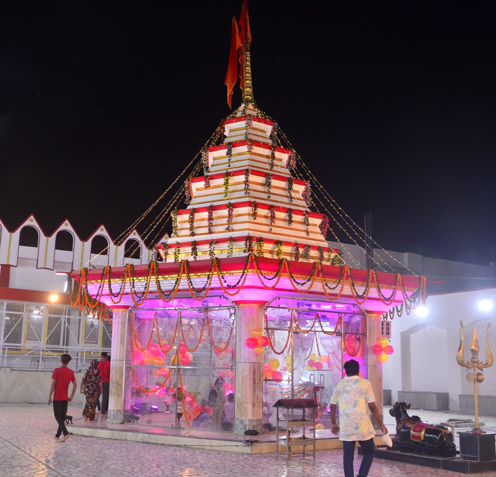 श्रीकृष्ण जन्माष्टमी पर बिरुआबाड़ी मंदिर को आकर्षक ढंग से सजाया गया।संवाद