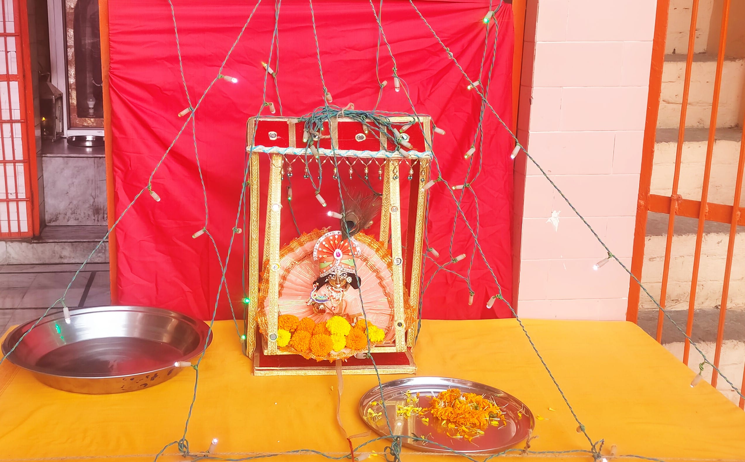 कैराना में बालाजी धाम में पालने में झूला झूलते कान्हा कैराना में बालाजी धाम में पालने में झूला झूलते कान्हा