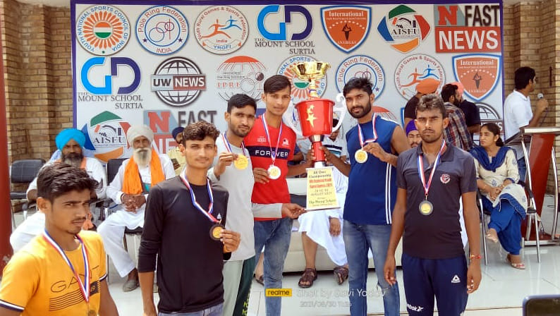 विजेता खिलाड़ियों के साथ कमलदीप यादव (नीली बनियान में)। संवाद विजेता खिलाड़ियों के साथ कमलदीप यादव (नीली बनियान में)। संवाद