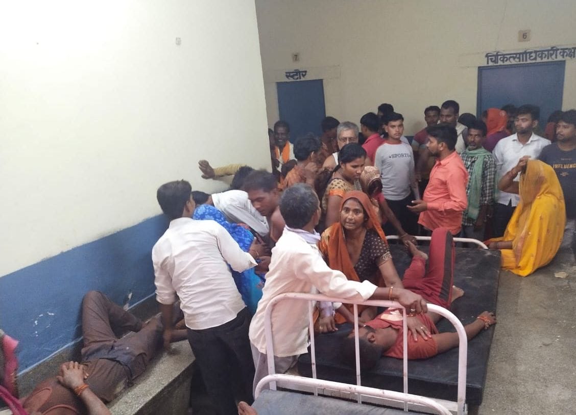 ट्रैक्टर ट्राली पलटने से घायल हुए श्रद्धालुओं को पुरवा सीएचसी में भर्ती कराते परिजन व ग्रामीण। ? ट्रैक्टर ट्राली पलटने से घायल हुए श्रद्धालुओं को पुरवा सीएचसी में भर्ती कराते परिजन व ग्रामीण। ?
