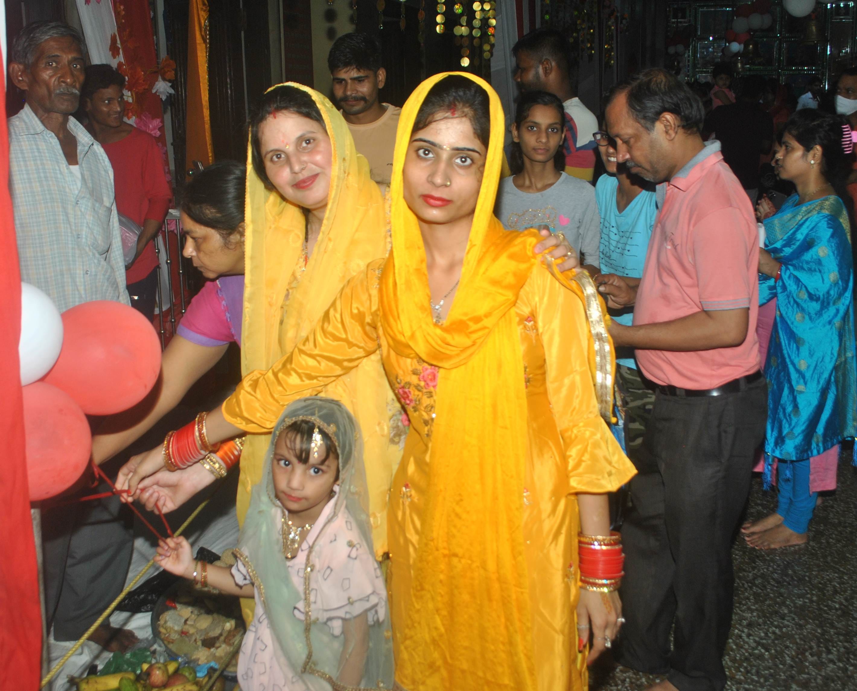 शामली में हनुमान धाम पर पालना झुलाती महिलाएं शामली में हनुमान धाम पर पालना झुलाती महिलाएं