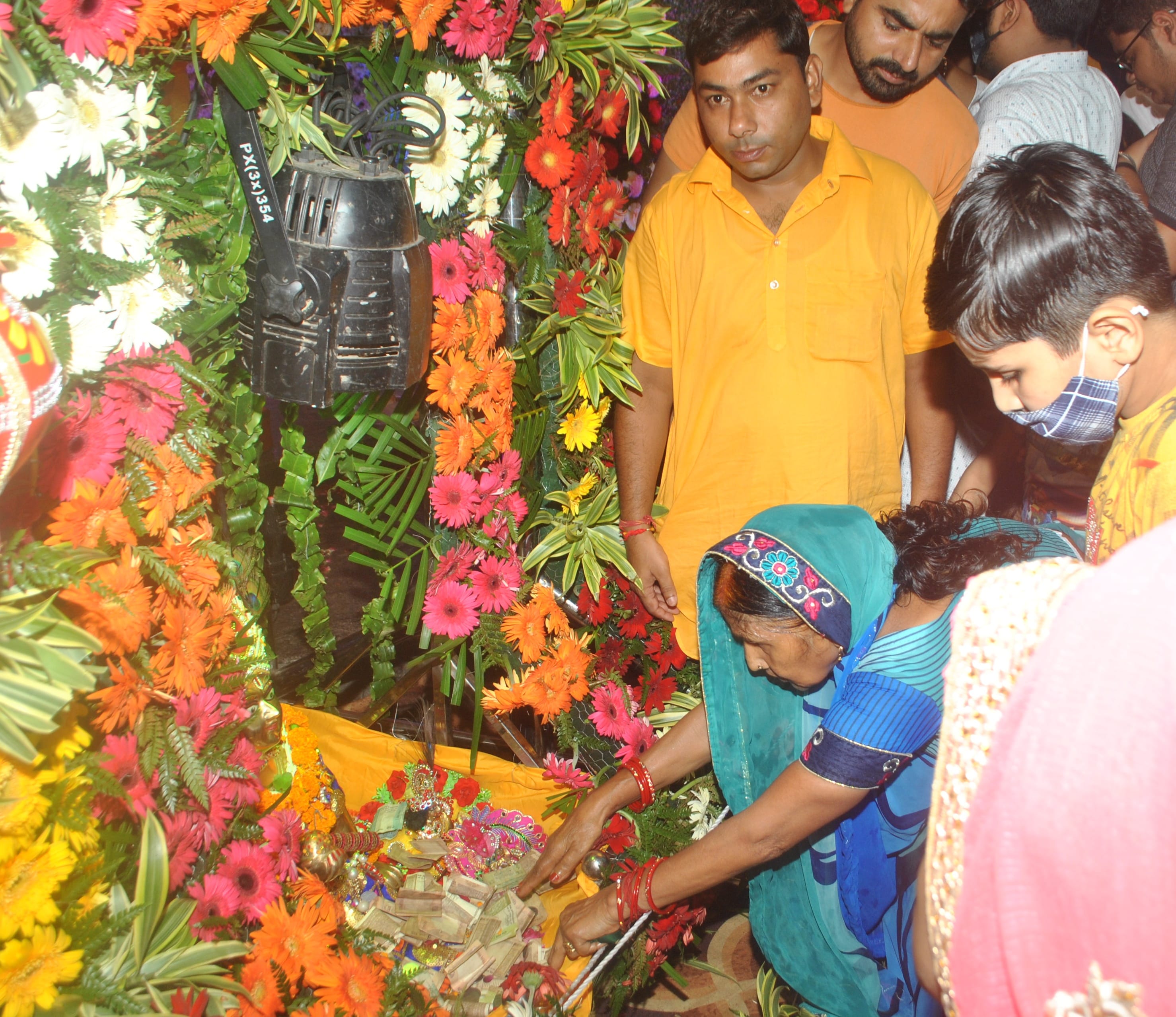 शिवमूर्ति पर पालना झुलाती महिलाएं। शिवमूर्ति पर पालना झुलाती महिलाएं।
