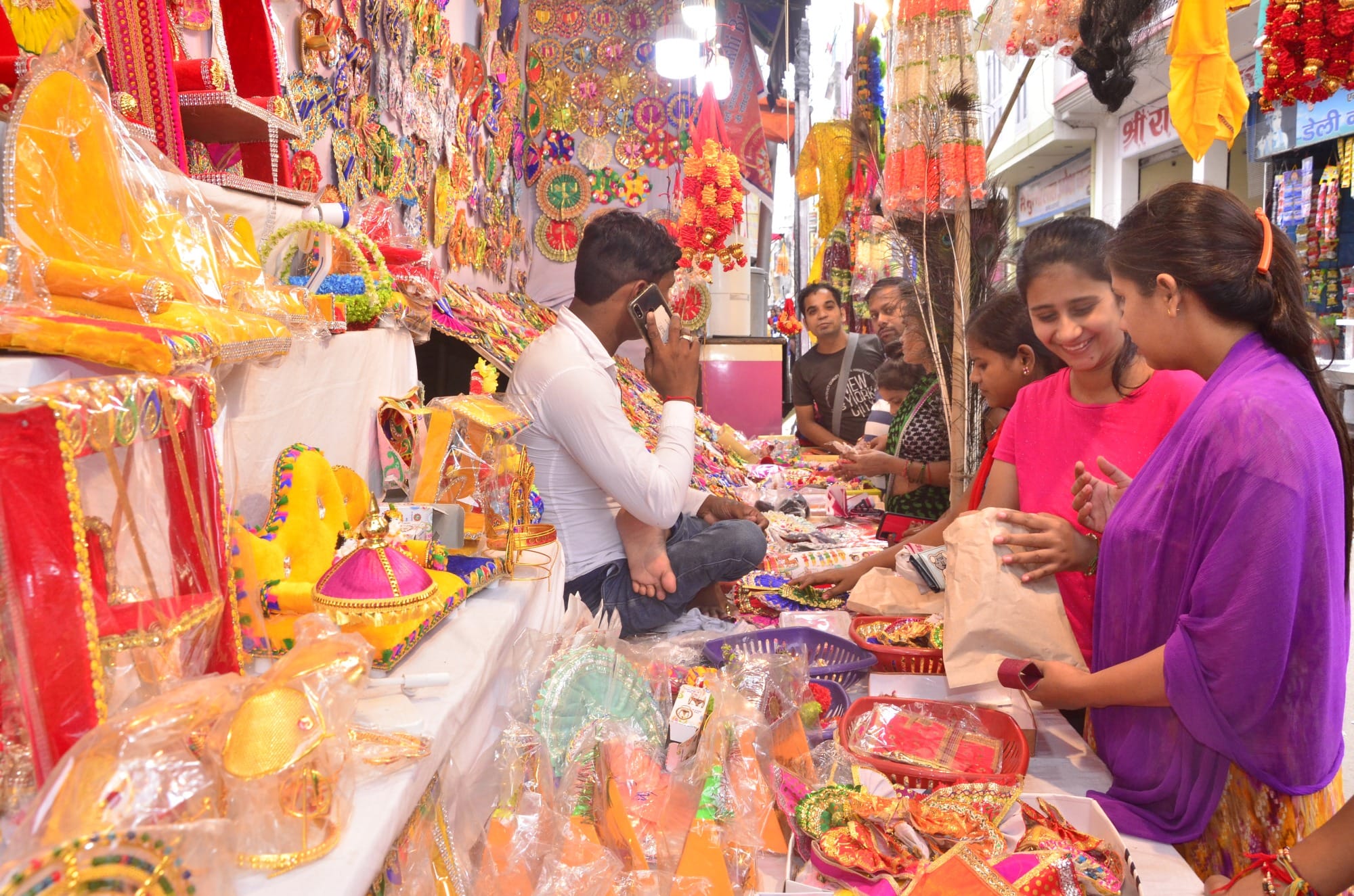 लड्डू गोपाल के लिए पोशाकों की खरीदारी करतीं युवतियां। संवाद