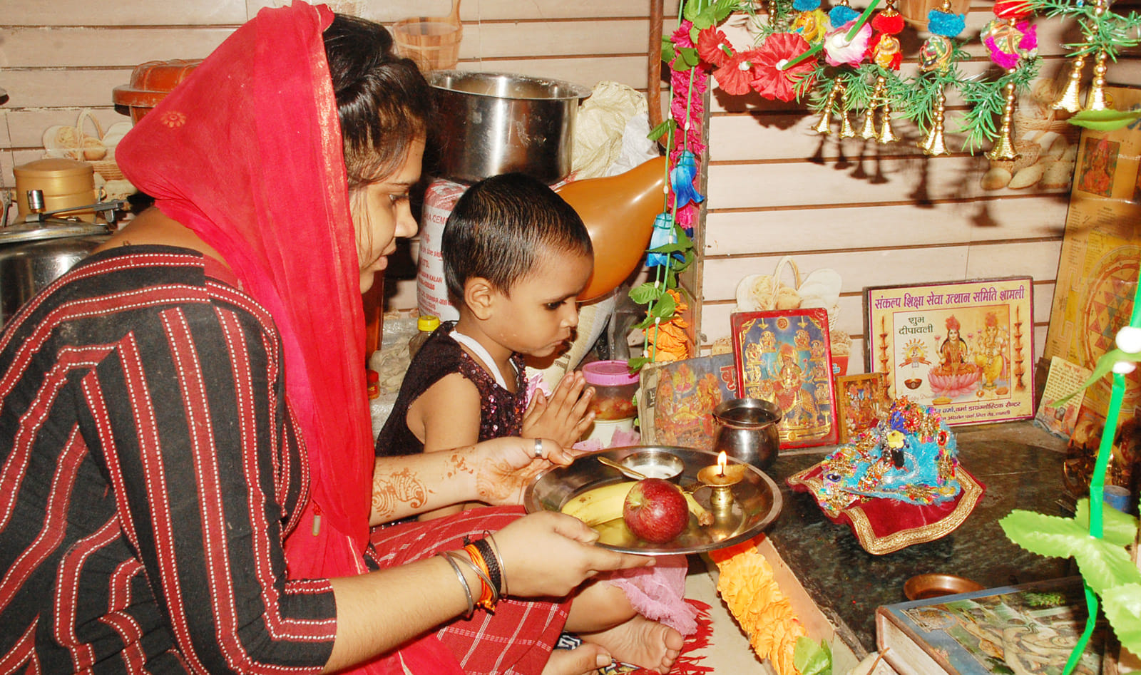 शामली में घर पर पूजन करती युवती शामली में घर पर पूजन करती युवती