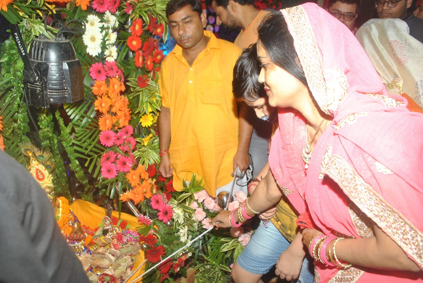 शिवमूर्ति पर पूजन करती महिलाएं शिवमूर्ति पर पूजन करती महिलाएं