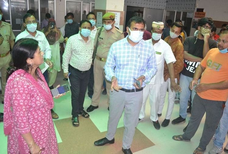 अस्पताल पहुंचे डीएम चंद्र विजय सिंह